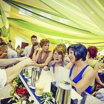 barman-na-wesele-obs%c5%82uga-gos%cc%81ci