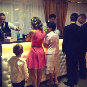 dzieci-przy-barze-po-bezalkoholowe-koktajle
