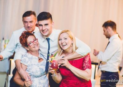 zdjęcie z wesela z drinkami od barmanów