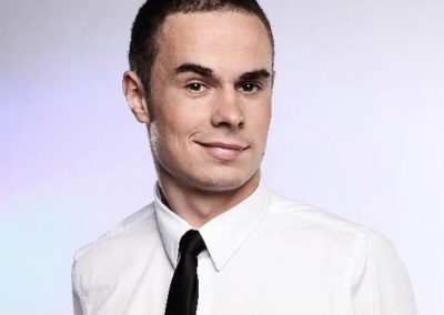 radosław podlaski zdjęcie profilowe fb w białej koszuli, z sesji
